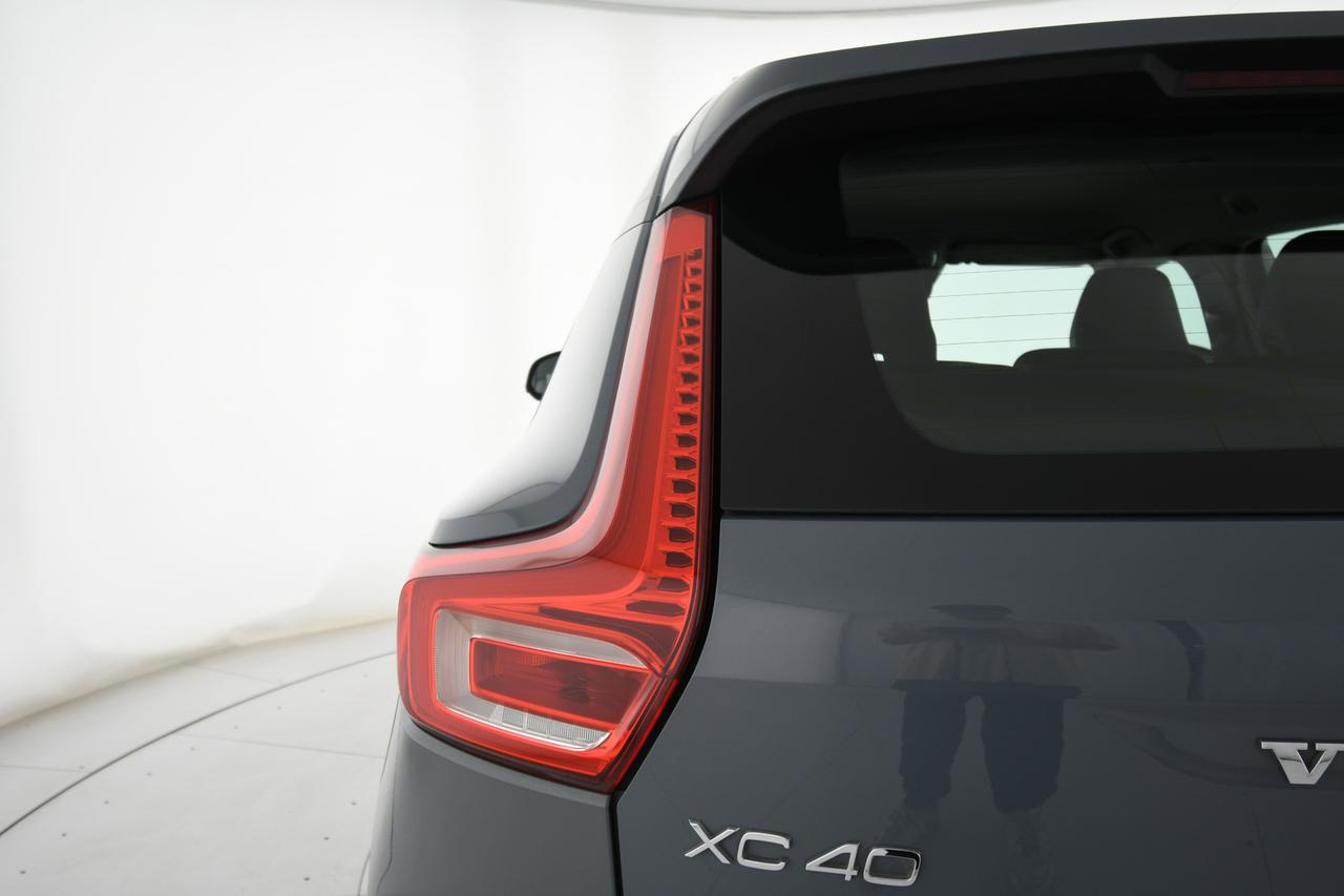 VOLVO XC40 2.0 d4 Momentum awd geartronic PELLE+LED+C19"