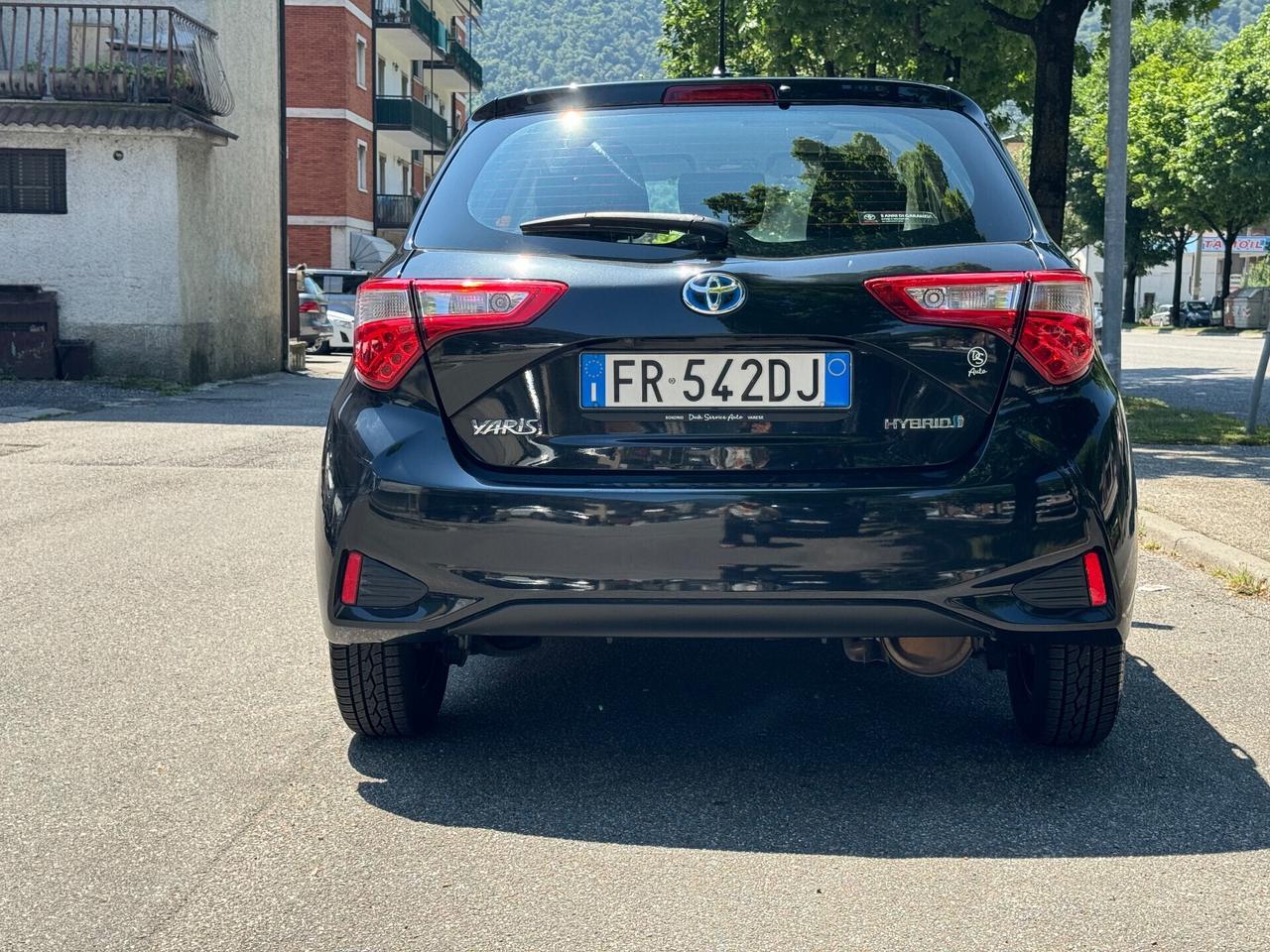 Toyota Yaris 1.5 Hybrid 5 porte - NEOPATENTATI - CAMBIO AUTOMATICO - TELECAMERA PER PARCHEGGIO ASSISTITO