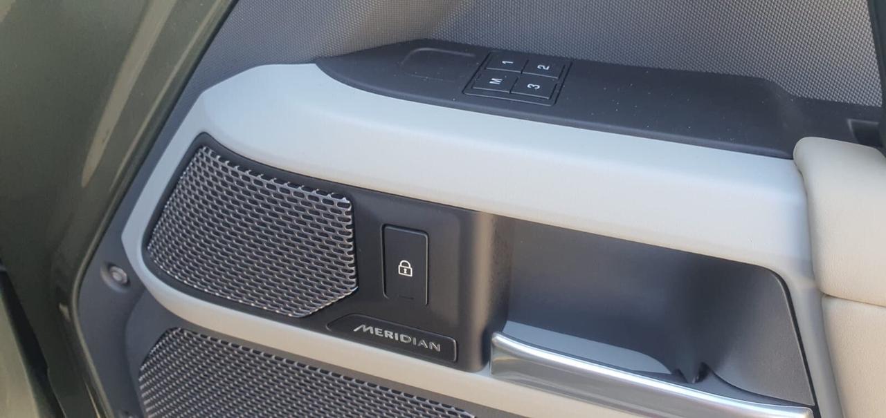 Land Rover Defender 110 3.0D I6 200 CV AWD Auto X-Dynamic SE