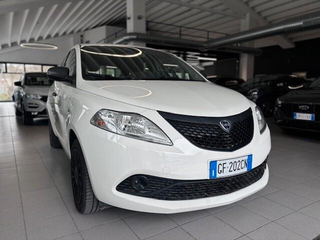 Lancia Ypsilon 1.0 FireFly 5 porte S&S Hybrid Ecochic Silver