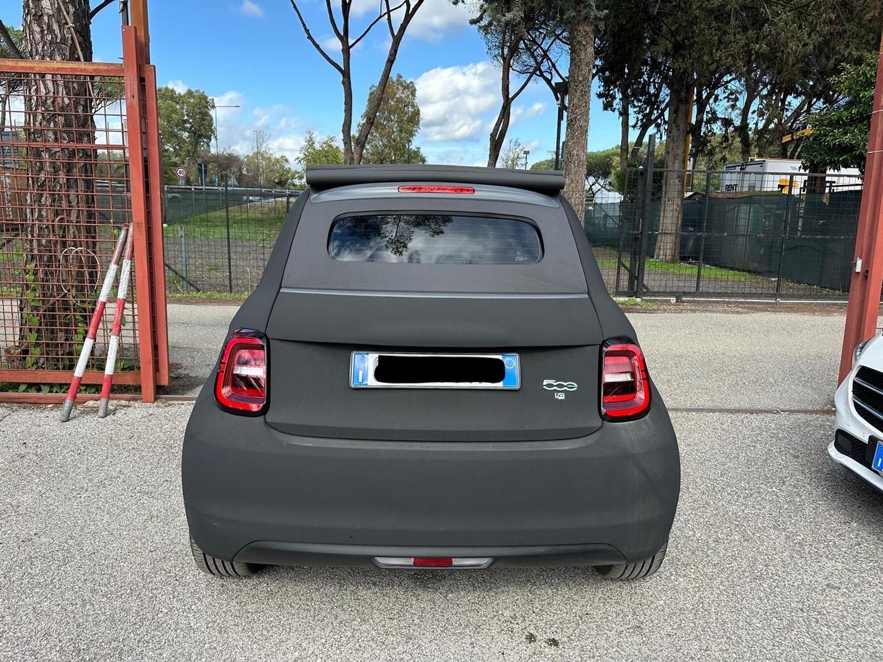 Fiat 500 La Prima Cabrio 42 kWh nera opaca full led prezzo promo