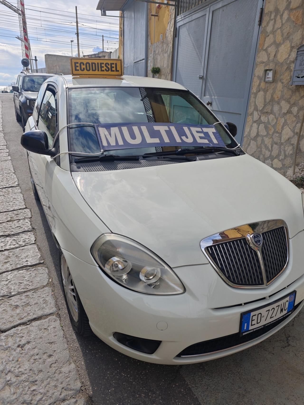 Lancia Ypsilon 1.3 MJT 75 CV Versus