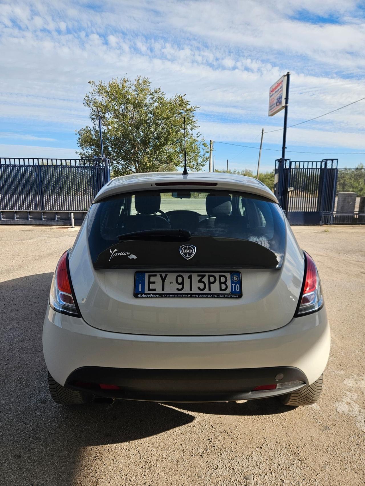 Lancia Ypsilon 1.2 69 CV 5 porte S Momodesign