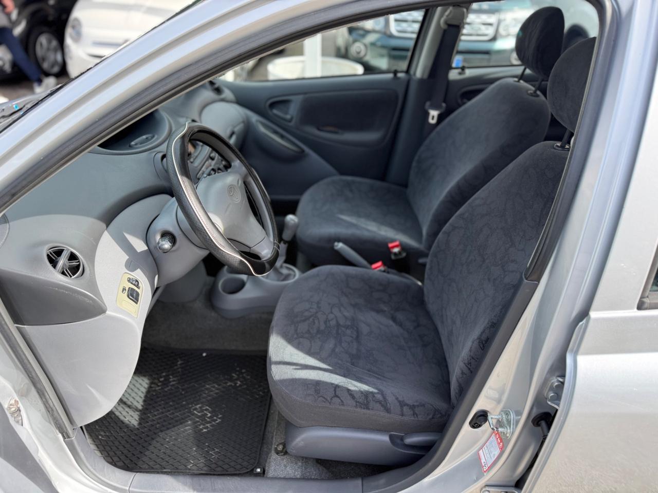 Toyota Yaris 1.0i 16V cat 5 porte Sol