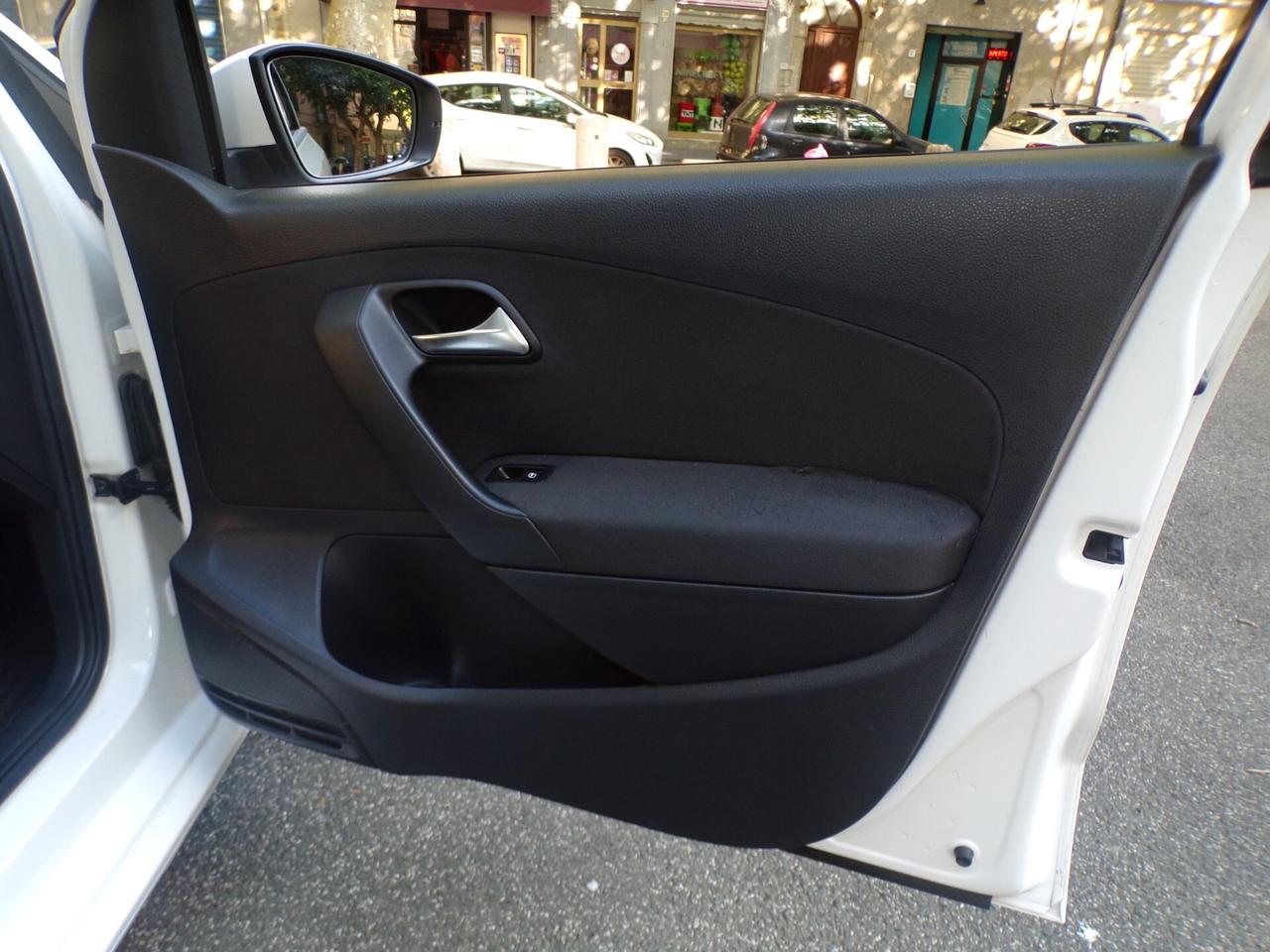AUTO VOLKSWAGEN POLO 5P COMFORTLINE BI-FUEL DEL 2010 CON 227.500 KM