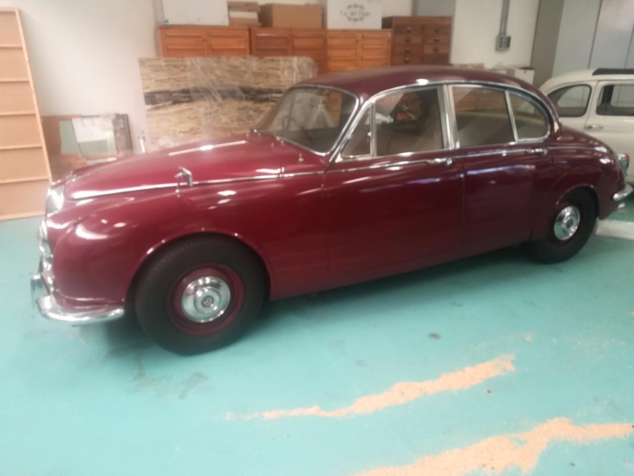 Daimler Super V8 DAIMLER 250 SALOON V8