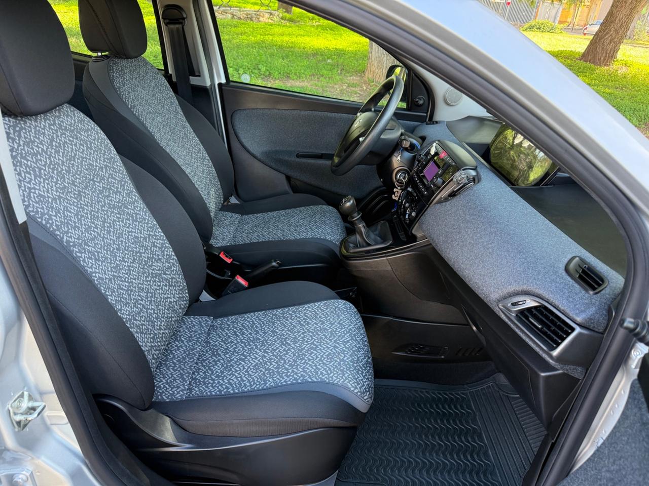 Lancia Ypsilon 1.2 69 CV 5 porte S&S Platinum