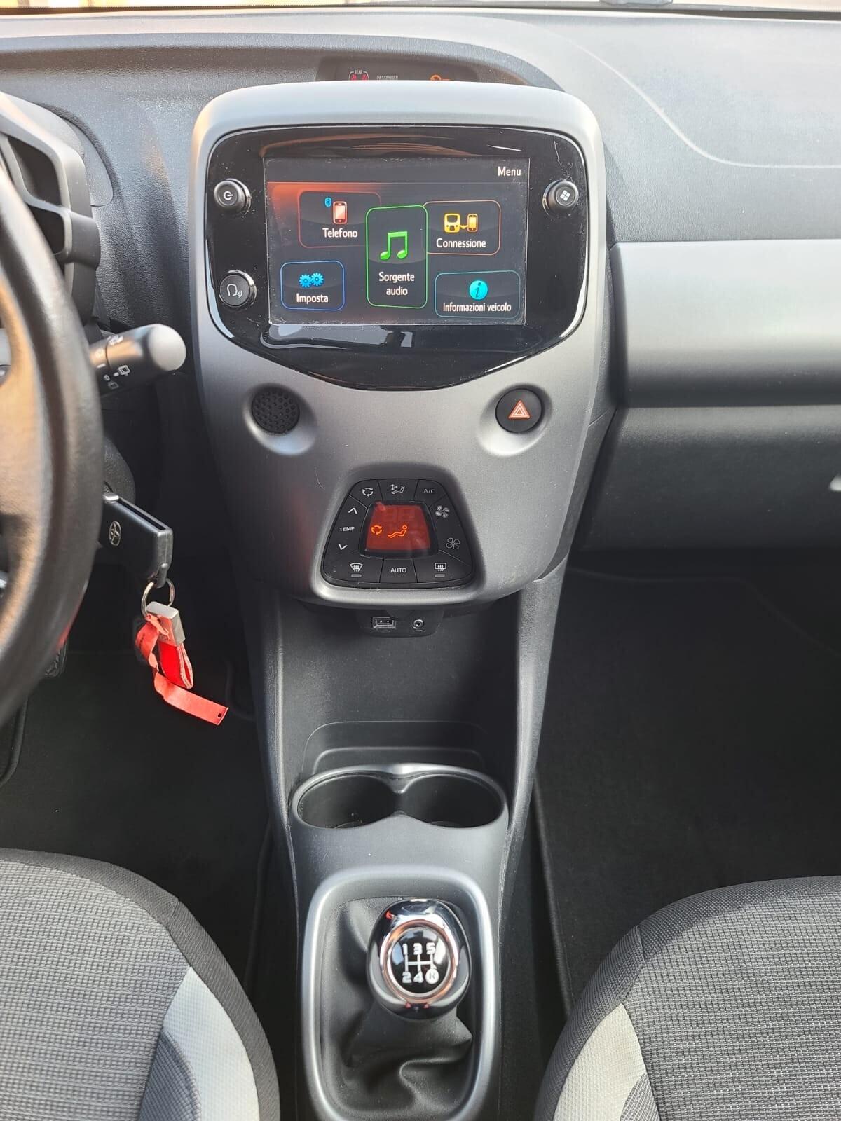 Toyota Aygo Connect 1.0 VVT-i 72 CV 5 porte x-wave
