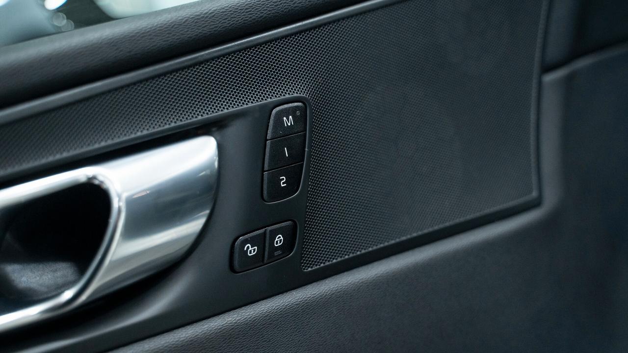 Volvo XC 60 XC60 B4 2.0 AWD R DESIGN AUTO XENO PELLE NAVI FULL OPTIONAL