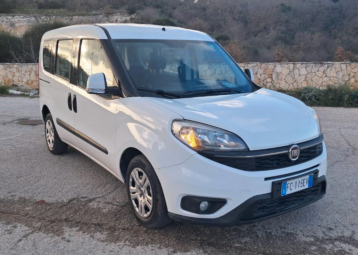 Fiat Doblo 1.3 MTJ Autocarro con gancio traino N1 5 posti