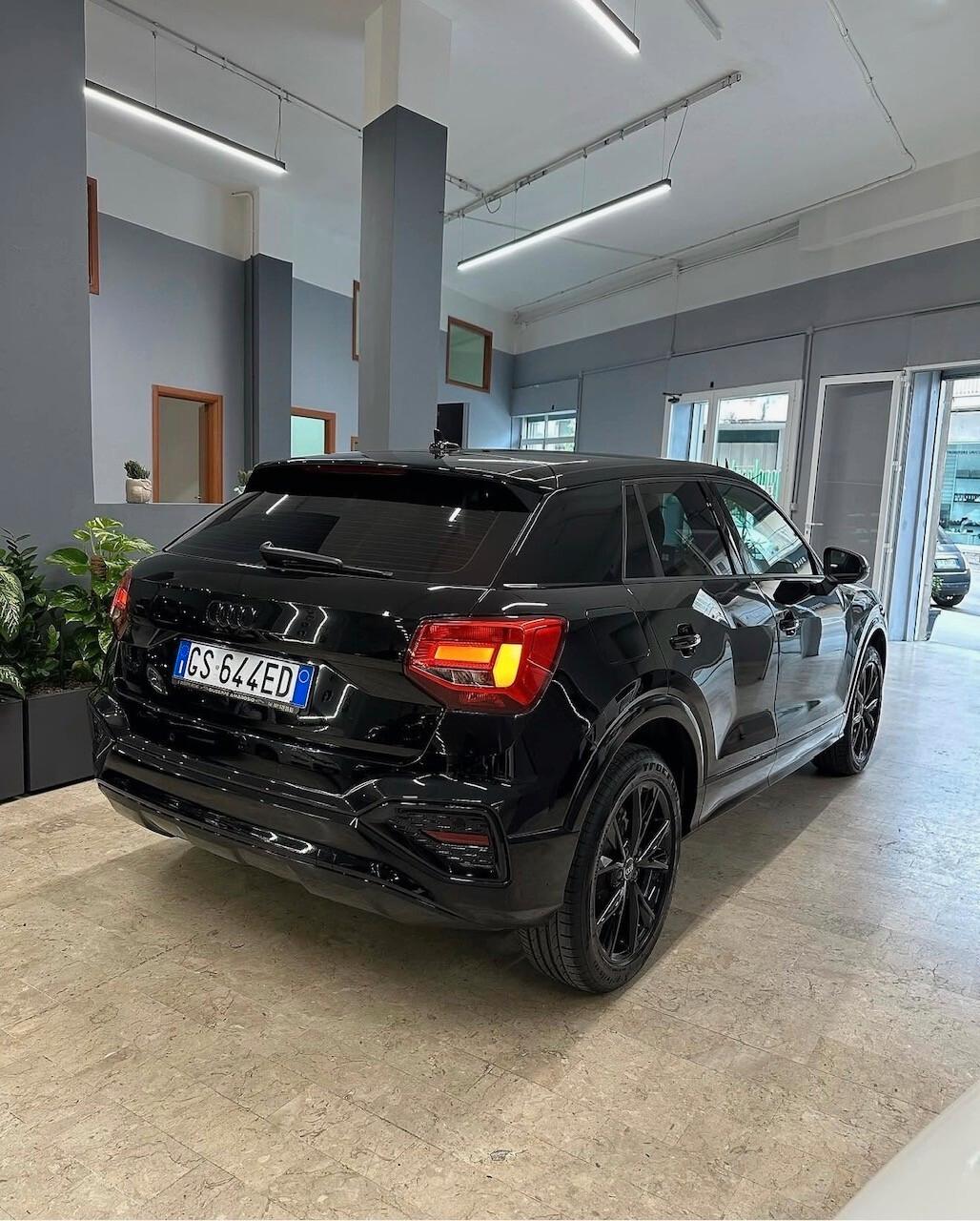 Audi Q2 30 TDI S tronic Identity Black