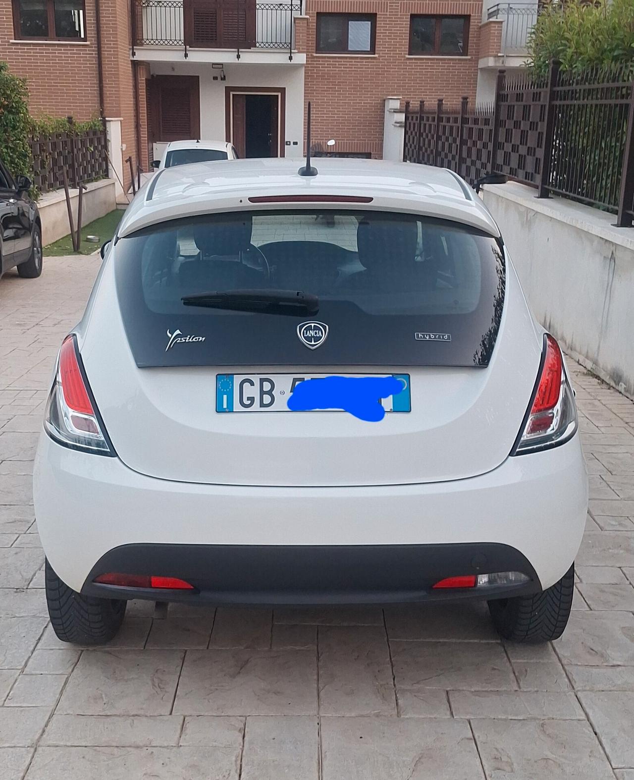 Lancia Ypsilon 1.0 FireFly 5 porte S&S Hybrid Ecochic Silver