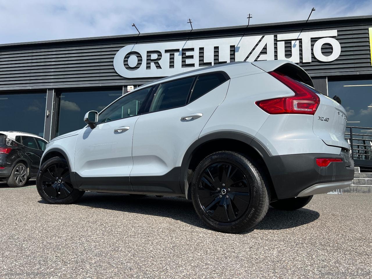 VOLVO XC40 D3 AWD Geartronic Momentum Pro IVA DEDUCIBILE