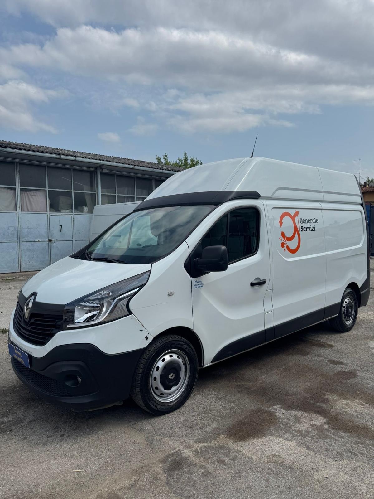 0374 FURGONE RENAULT TRAFIC TETTO ALTO 2017