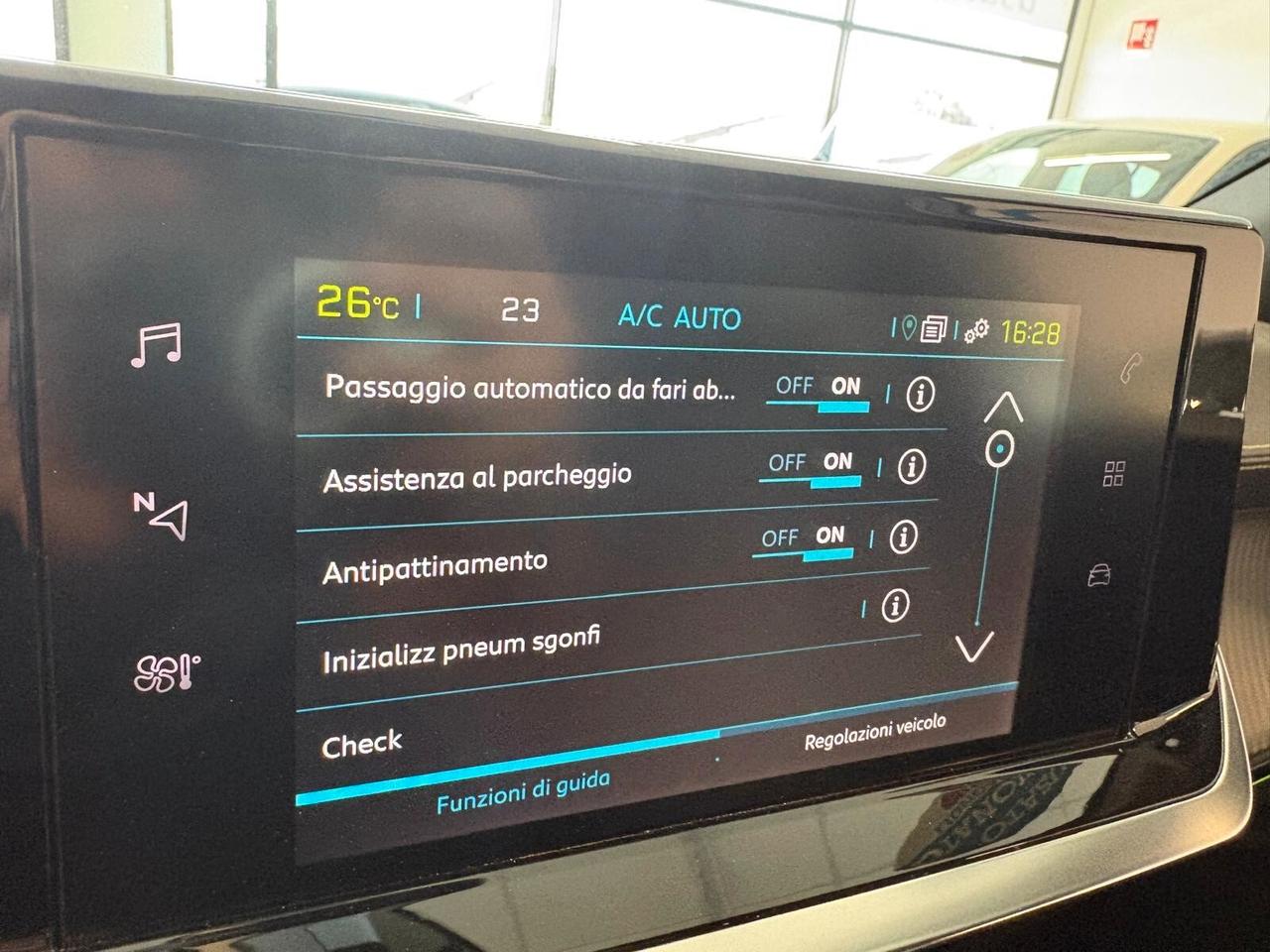 Peugeot 2008 GT motore elettrico 136 CV SPOTICAR