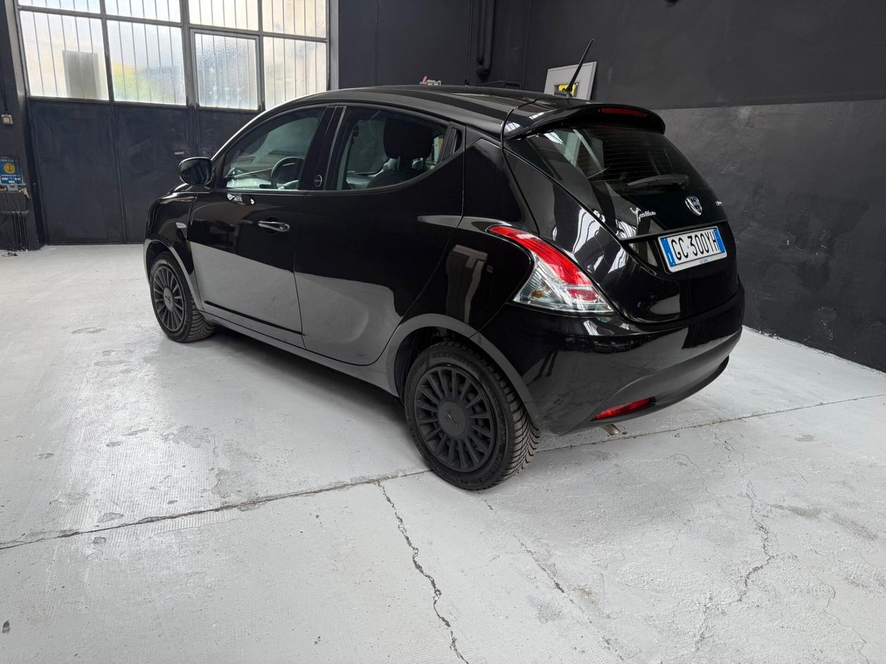 Lancia Ypsilon 1.0 FireFly 5 porte S&S Hybrid Ecochic Silver