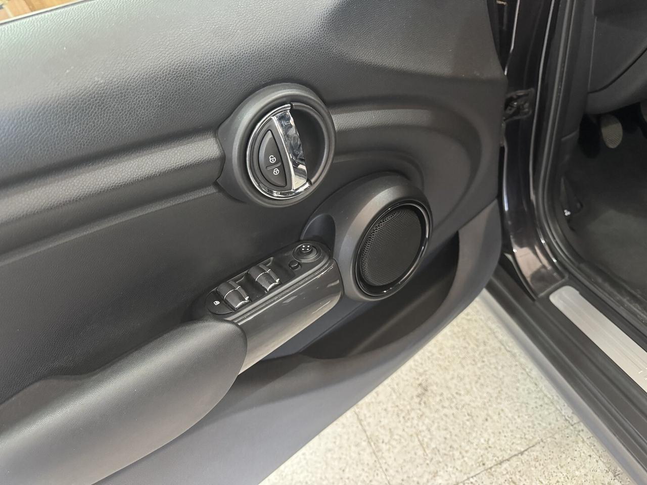 Mini Cooper D Businiss XL 1.5 dci 5 porte Navi.