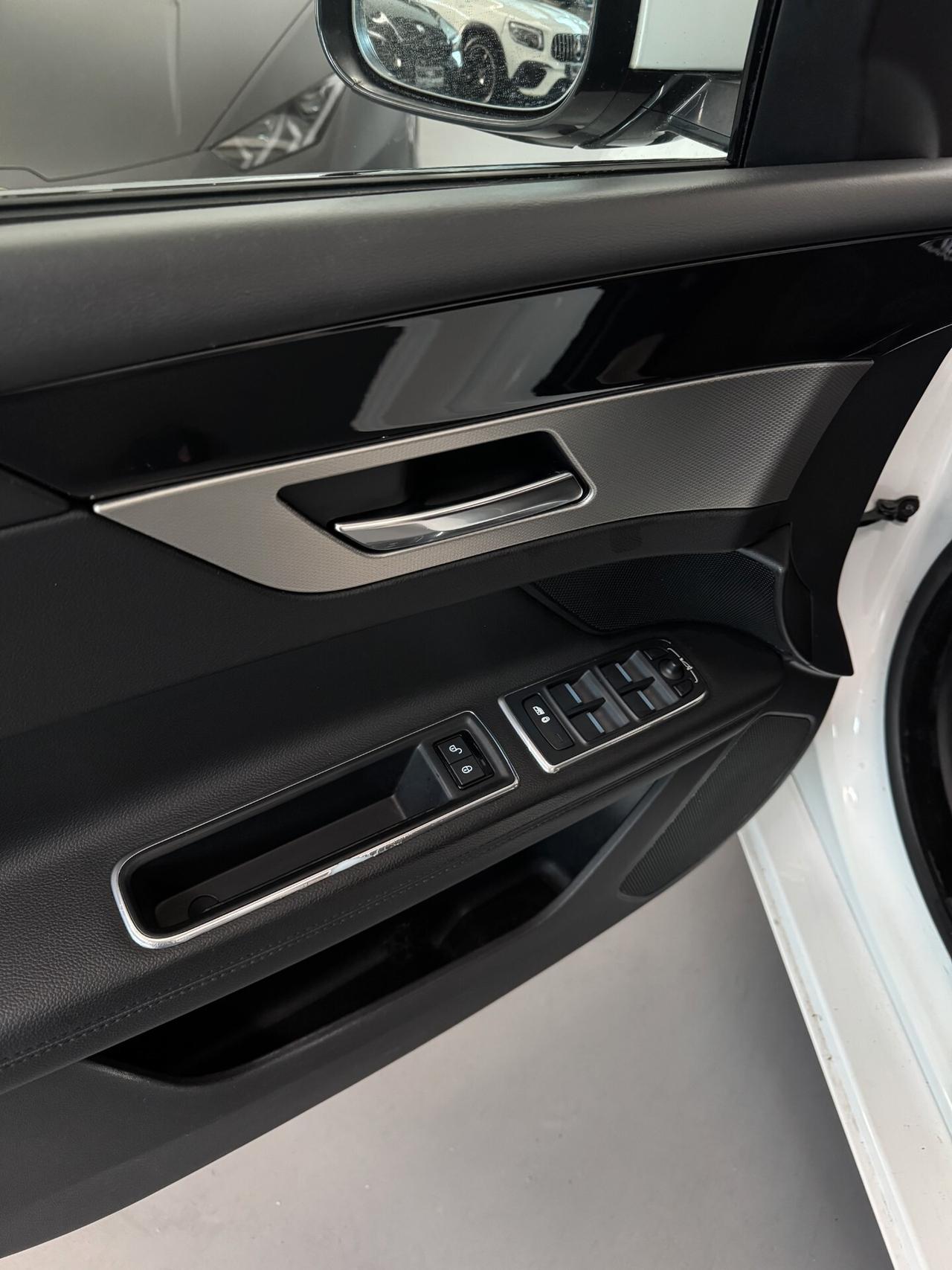 Jaguar XF 2.0cc 180cv Automatica Navigatore Finanziabile