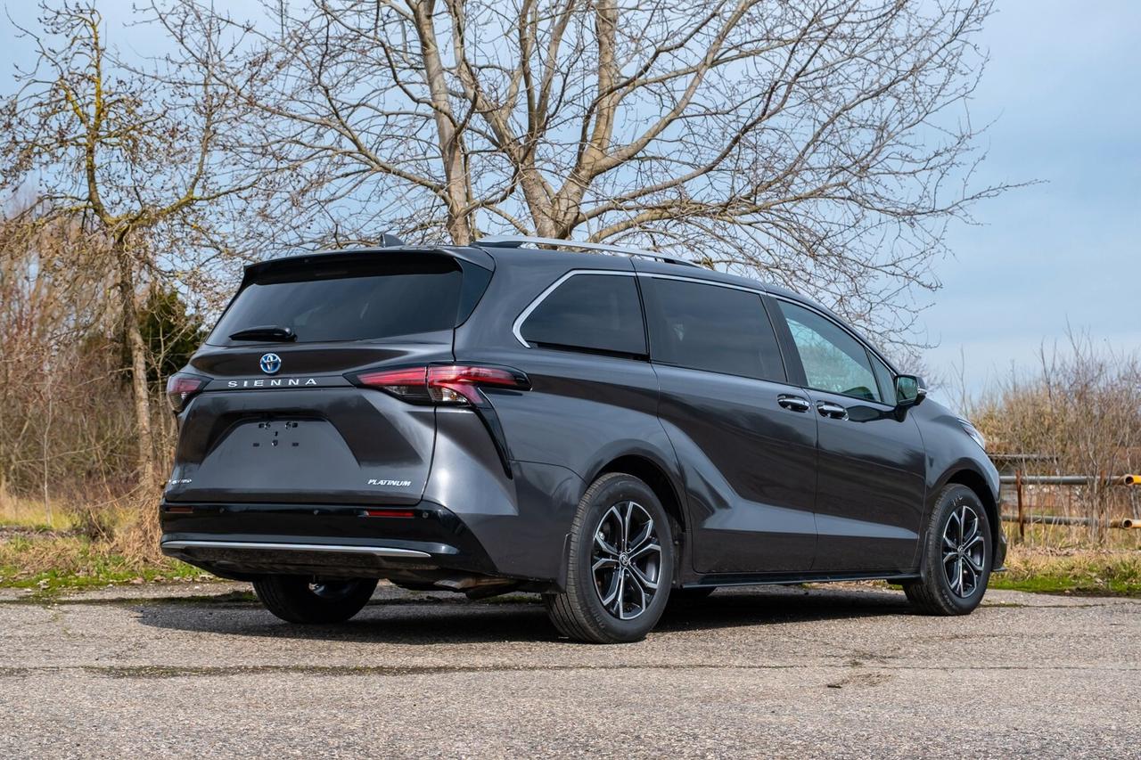 Toyota Sienna Limited Platinum Hybrid AWD
