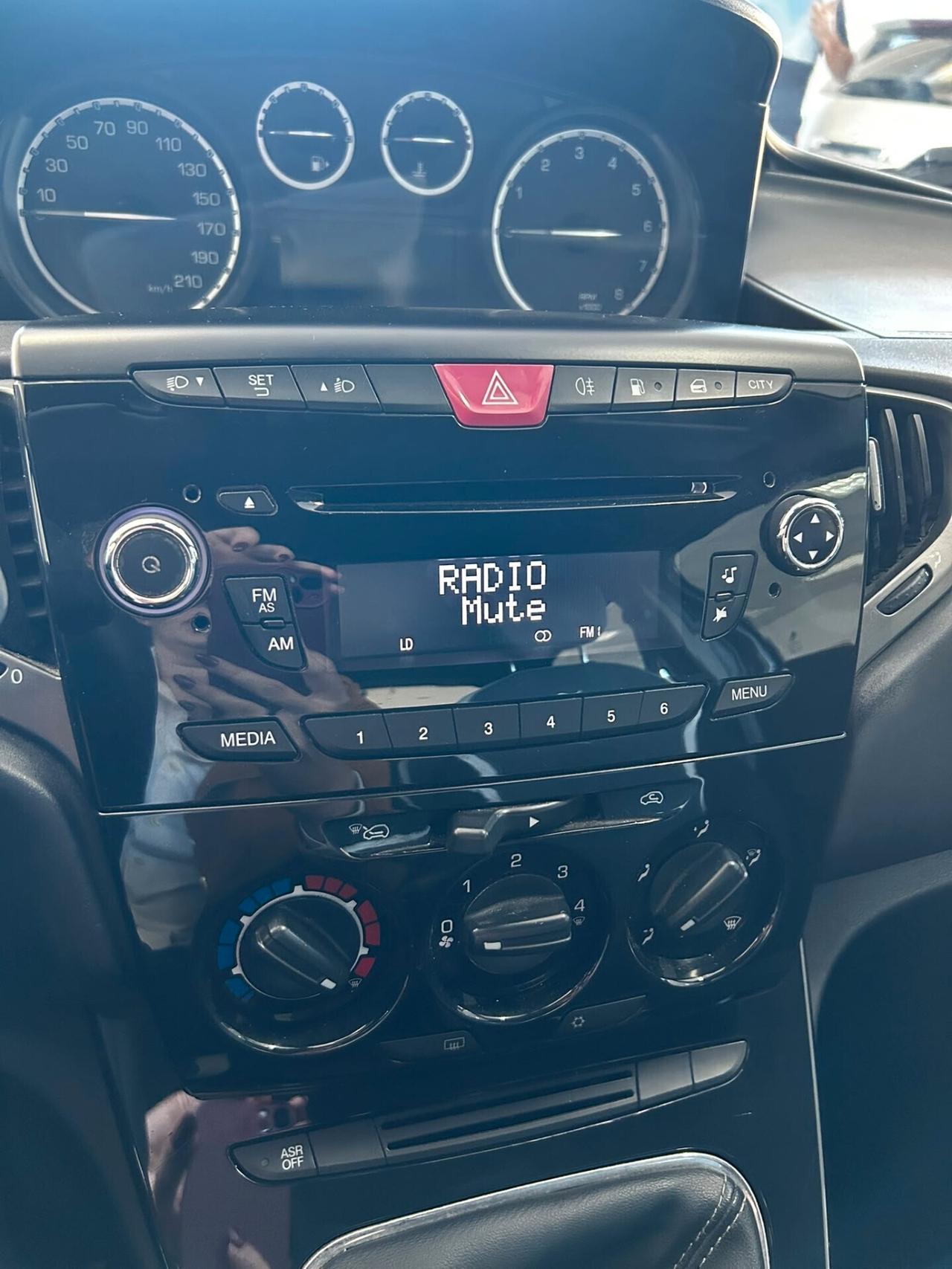 Lancia Ypsilon 0.9 TwinAir X NEOPATENTATI 2014