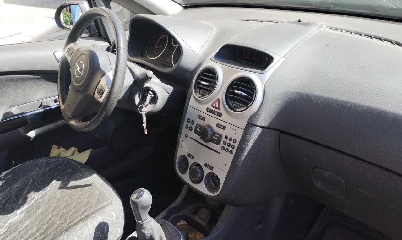 Opel Corsa 1.2 5 porte Club NEOPATENTATI