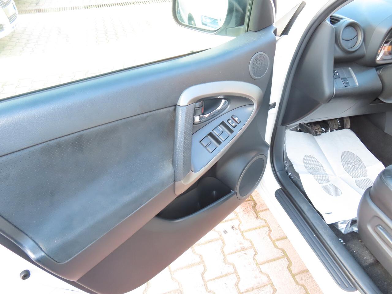 Toyota RAV 4 2.2 D-4D 4x4 DA VETRINA LUXURY