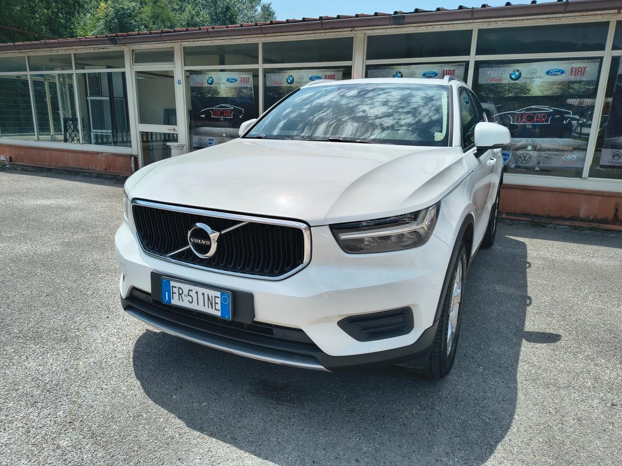 VOLVO XC40 D3 MOMENTUM "MAI VISTA UNA SIMILE"