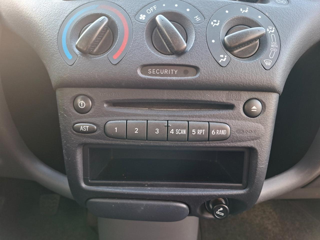 Toyota Yaris 1.3 Sol *EURO 4*