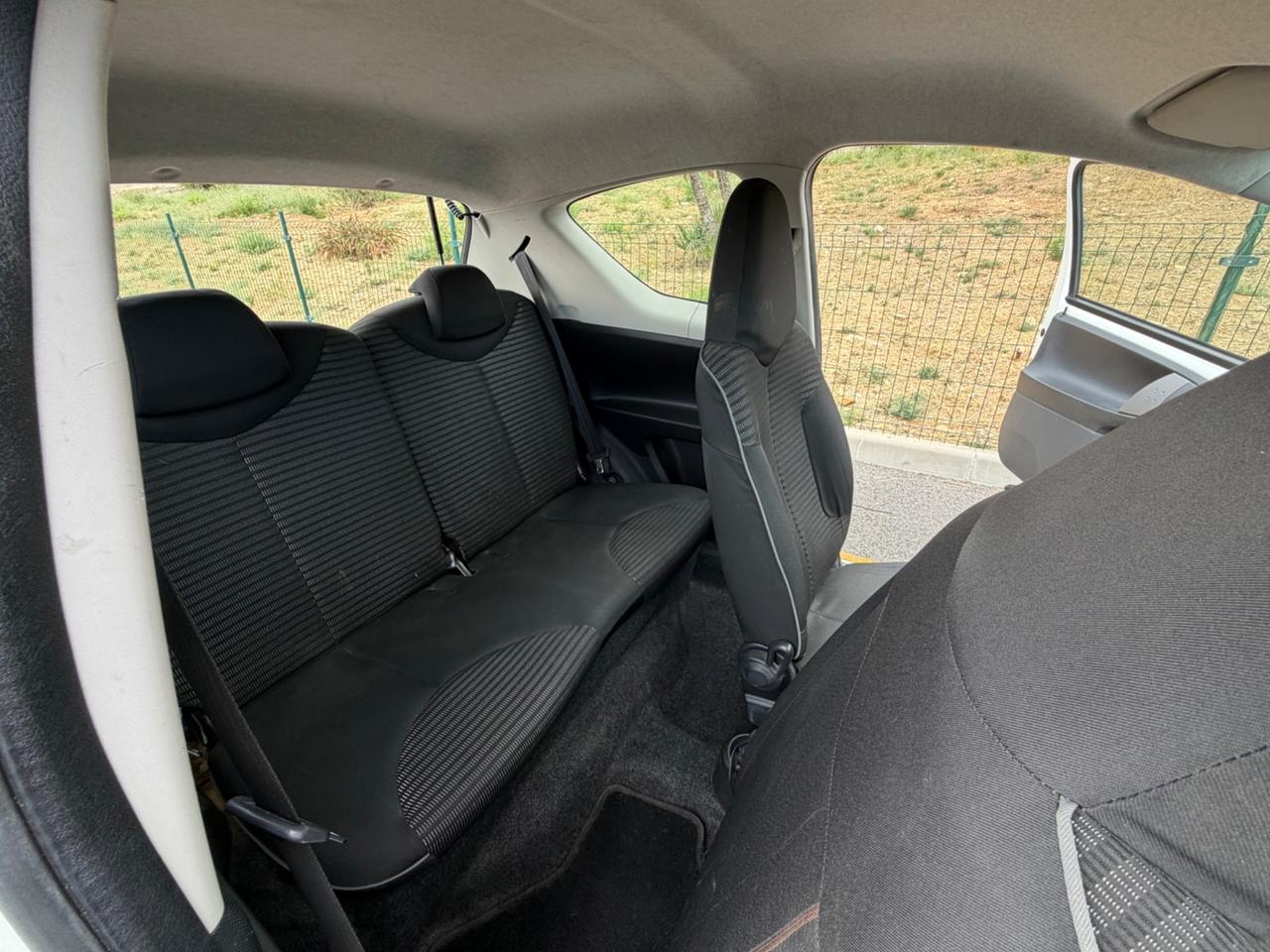 Peugeot 107 CON CAMBIO AUTOMATICO NEOPATENTATI