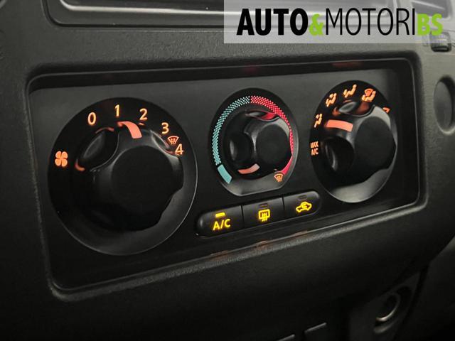 NISSAN Navara 2.5 dCi 4 porte Double Cab XE