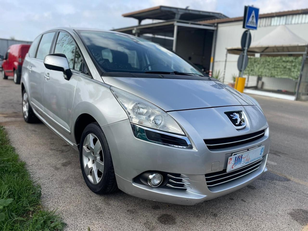 Peugeot 5008 1.6 HDi 110CV cambio robotizzato Tecn