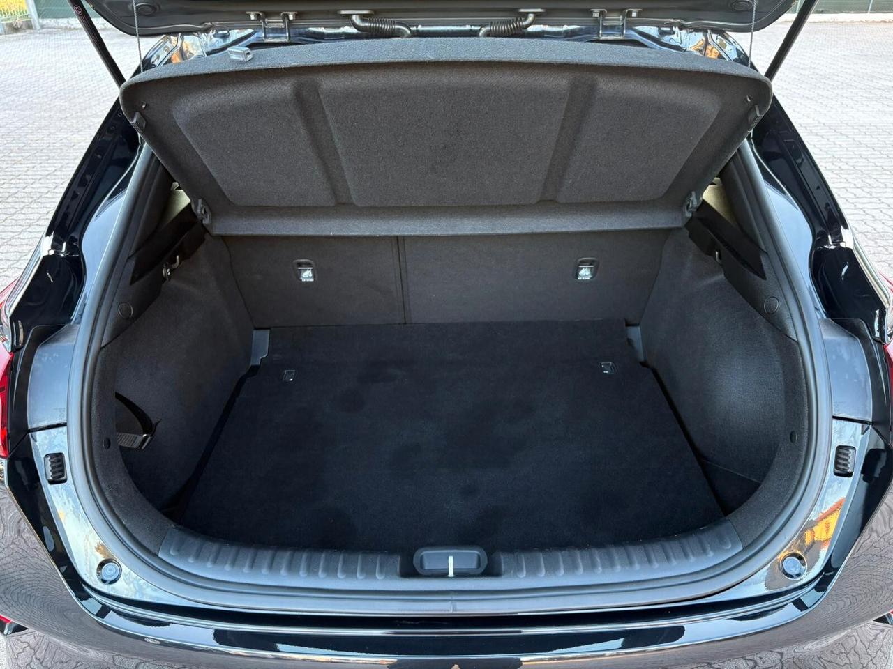 KIA XCEED 1.6 IBRIDA-DIESEL SI A NEOPATENTATI