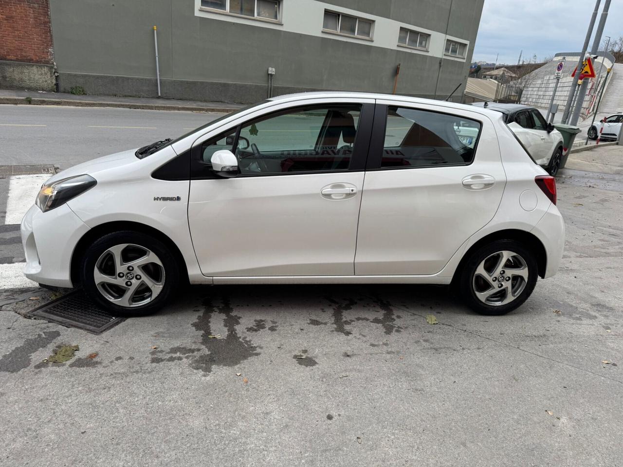 TOYOYA YARIS 1.5 HYBRID NEOPATENTATI AUTOMATICO