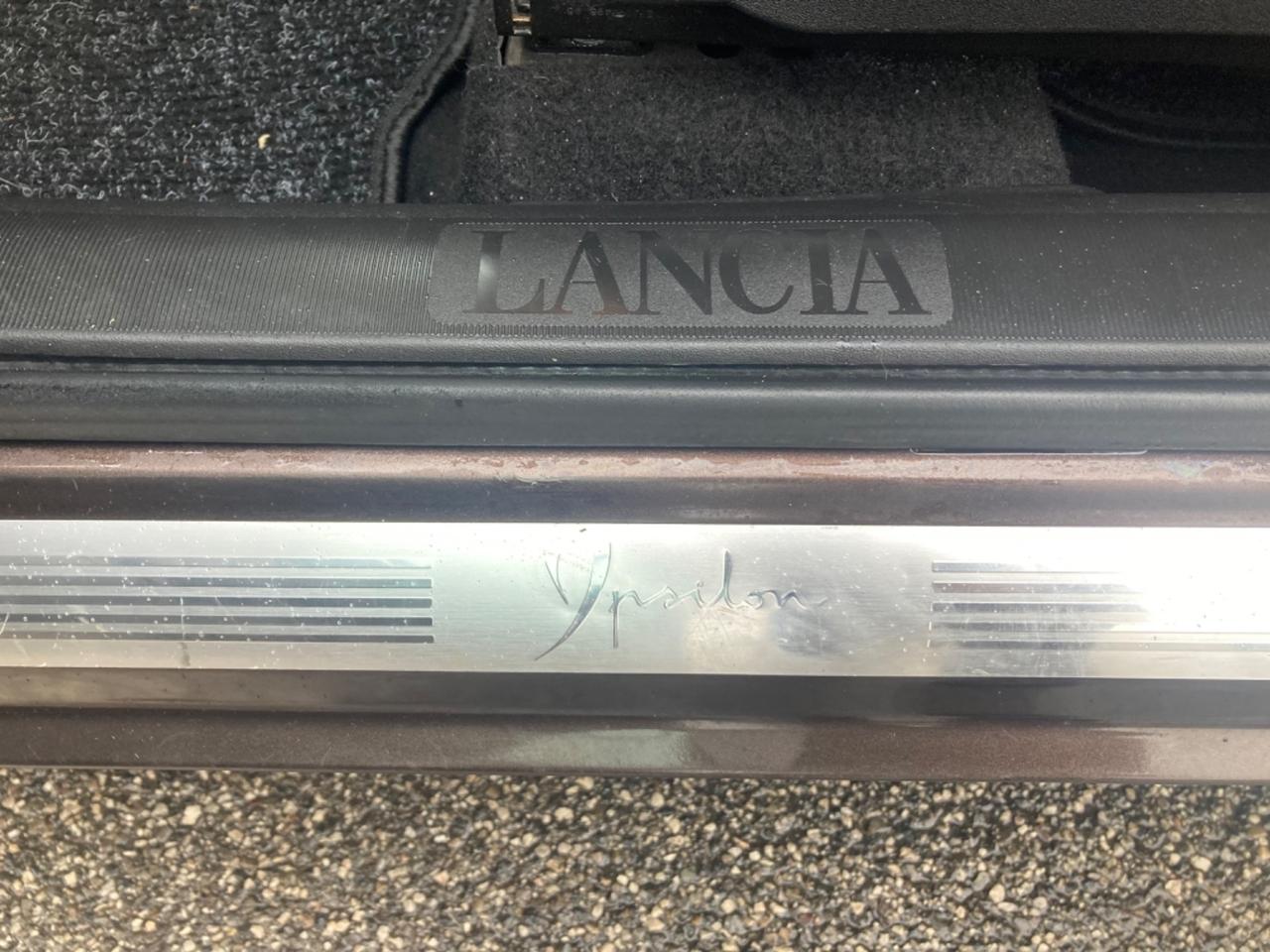 LANCIA YPSILON (EDIZIONE LIMITATA VERSUS)