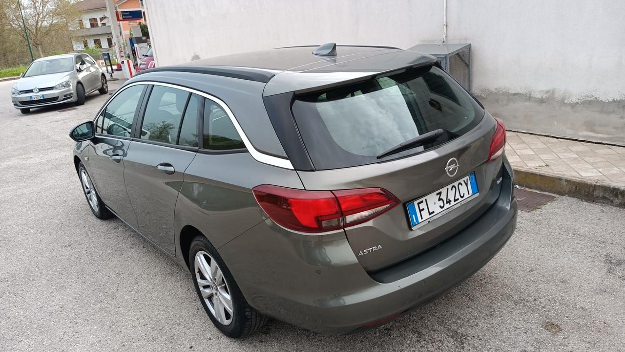 Opel Astra 1.6 Diesel anno 2017 navigatore