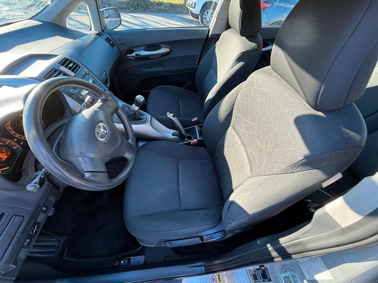 Toyota Auris 5p 1.4 Sol UNICO-PR 96.000 KM