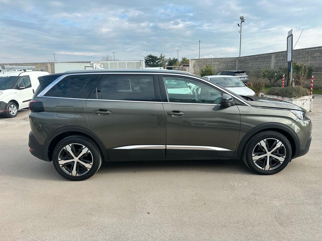 PEUGEOT 5008 EAT 8 GT LINE 7 POSTI CON MOTORE NUOVO