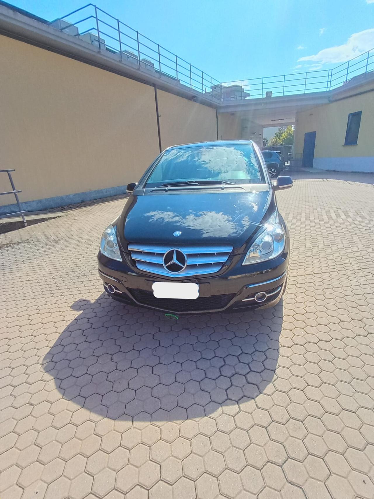 Mercedes-benz - APERTI AD AGOSTO
