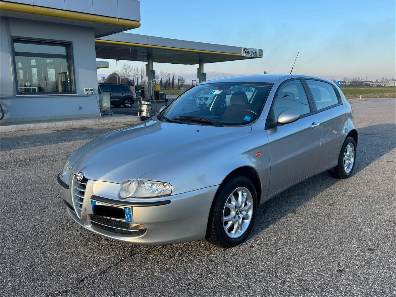 Alfa Romeo 147 1.6i 16V Twin Spark cat 5p. Distinctive