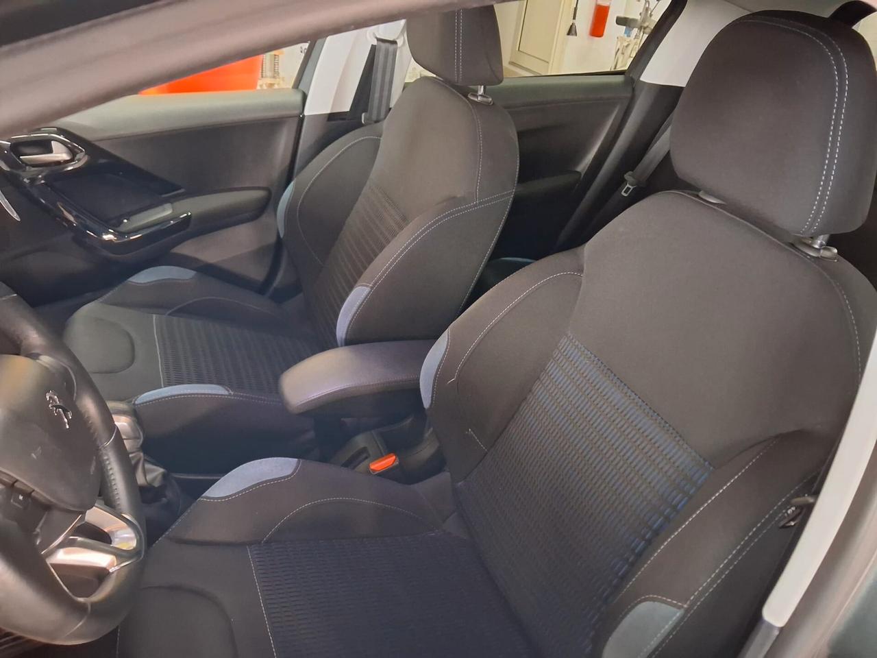 Peugeot 208 1.4 HDi 68 CV 5 porte Allure