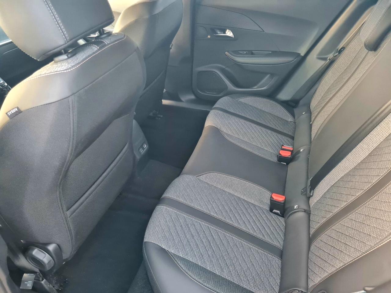 Peugeot 2008 PureTech 100 S&S Allure*NAVI*APPLE CARPLAY*