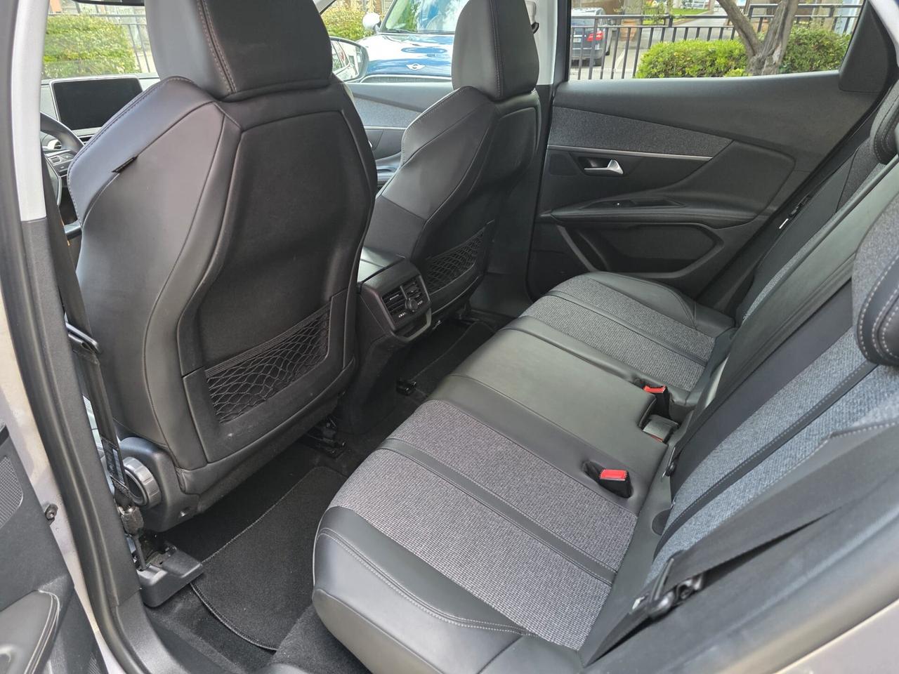 Peugeot 3008 BlueHDi 130 S&S EAT8 Allure