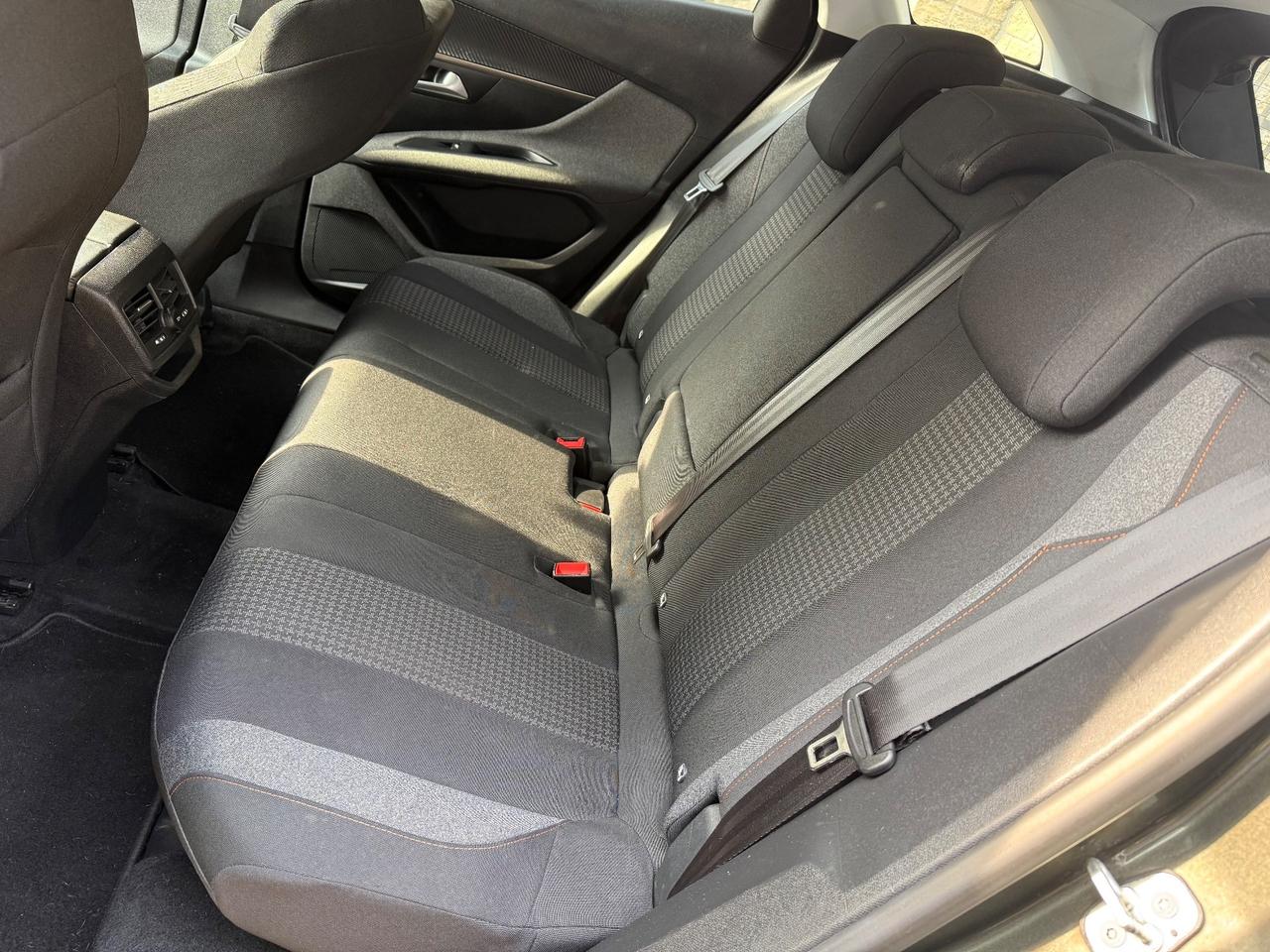 Peugeot 3008 BlueHDi 130 S&S EAT8 Business