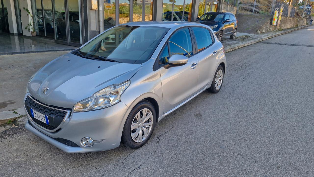 Peugeot 208 1.4 HDi 68 CV 5 porte Allure