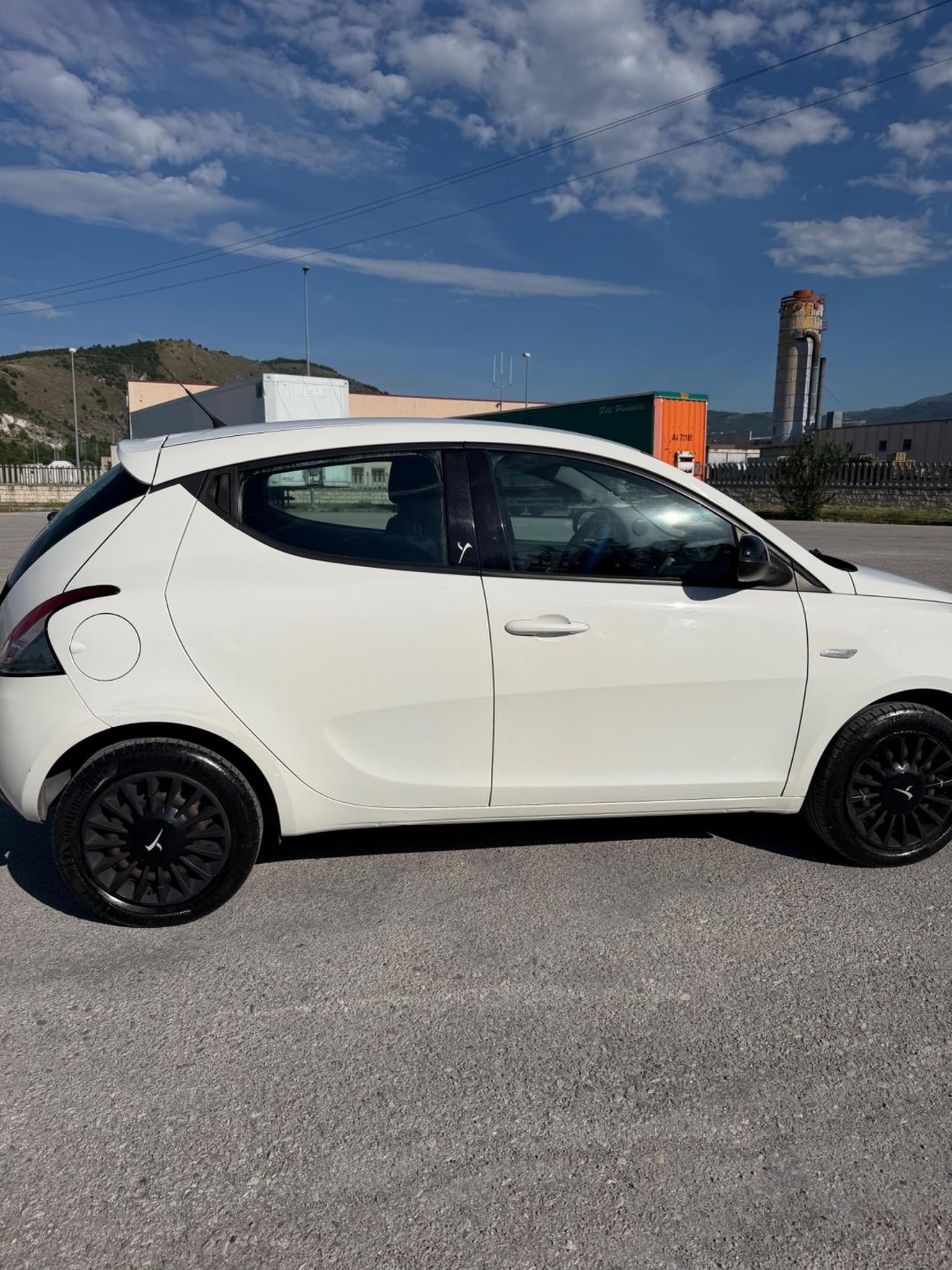 Lancia Ypsilon 1.2 69 CV 5 porte Silver