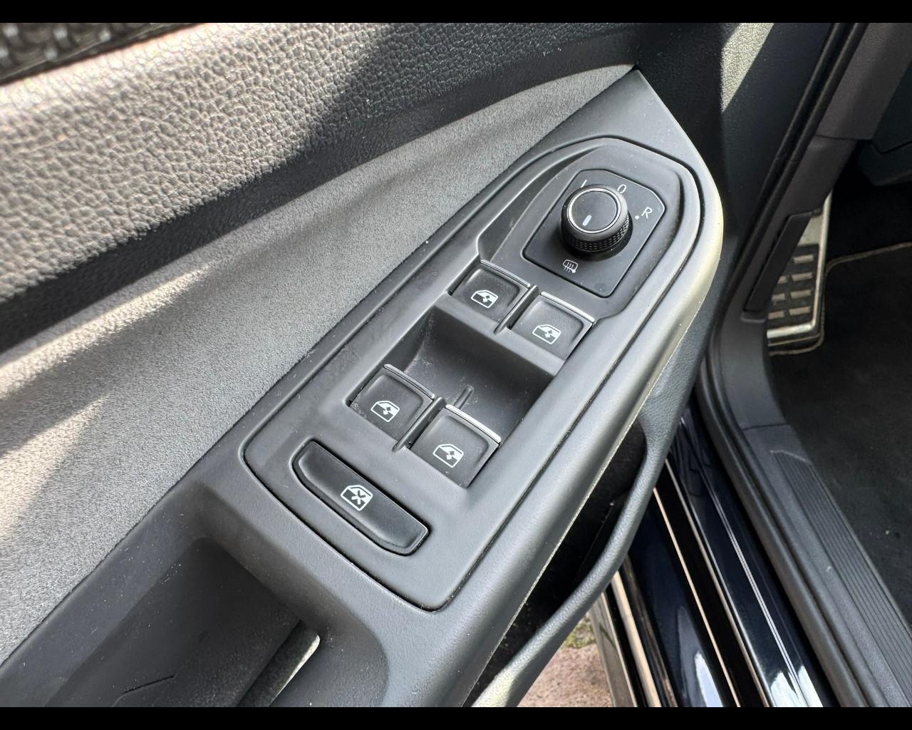 VOLKSWAGEN Golf 8ª serie - Golf 2.0 TDI 150 CV DSG SCR R-Line