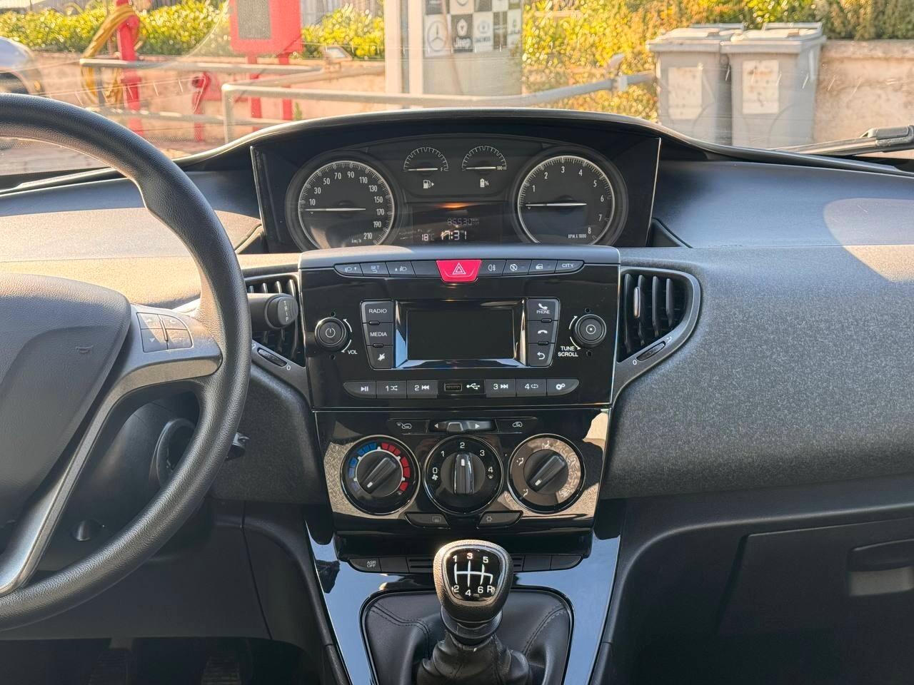 Lancia Ypsilon 1.0 FireFly 5 porte S&S Hybrid Ecochic Silver