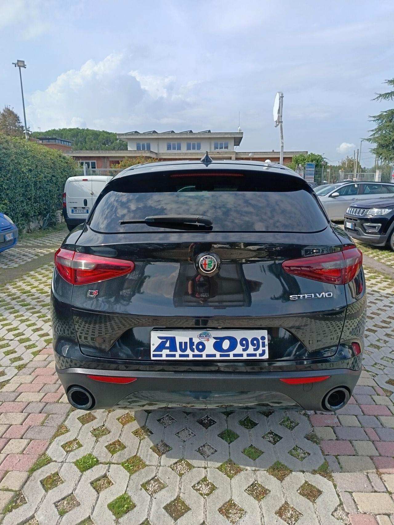 Alfa Romeo Stelvio 2.2 Turbodiesel 210 CV AT8 Q4 Executive palette al volante