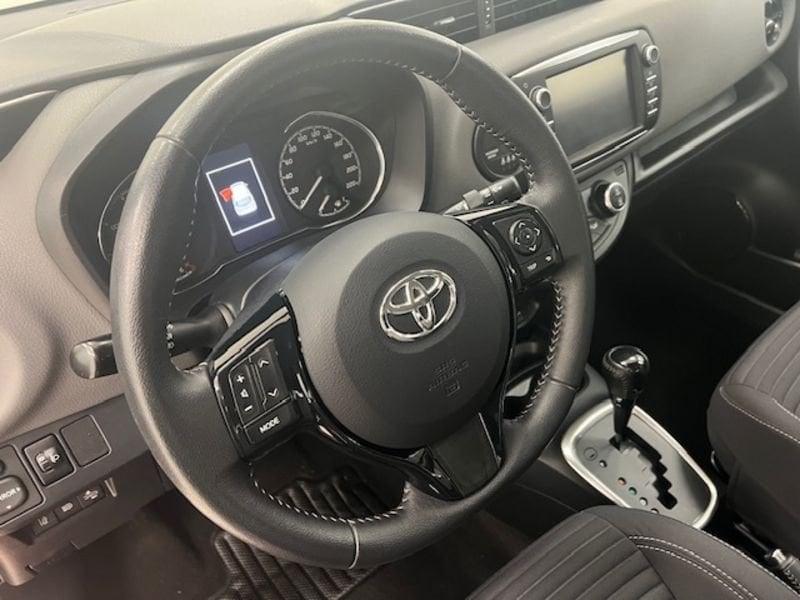 Toyota Yaris III 2017 5p 1.5h Lounge Red/Bronze