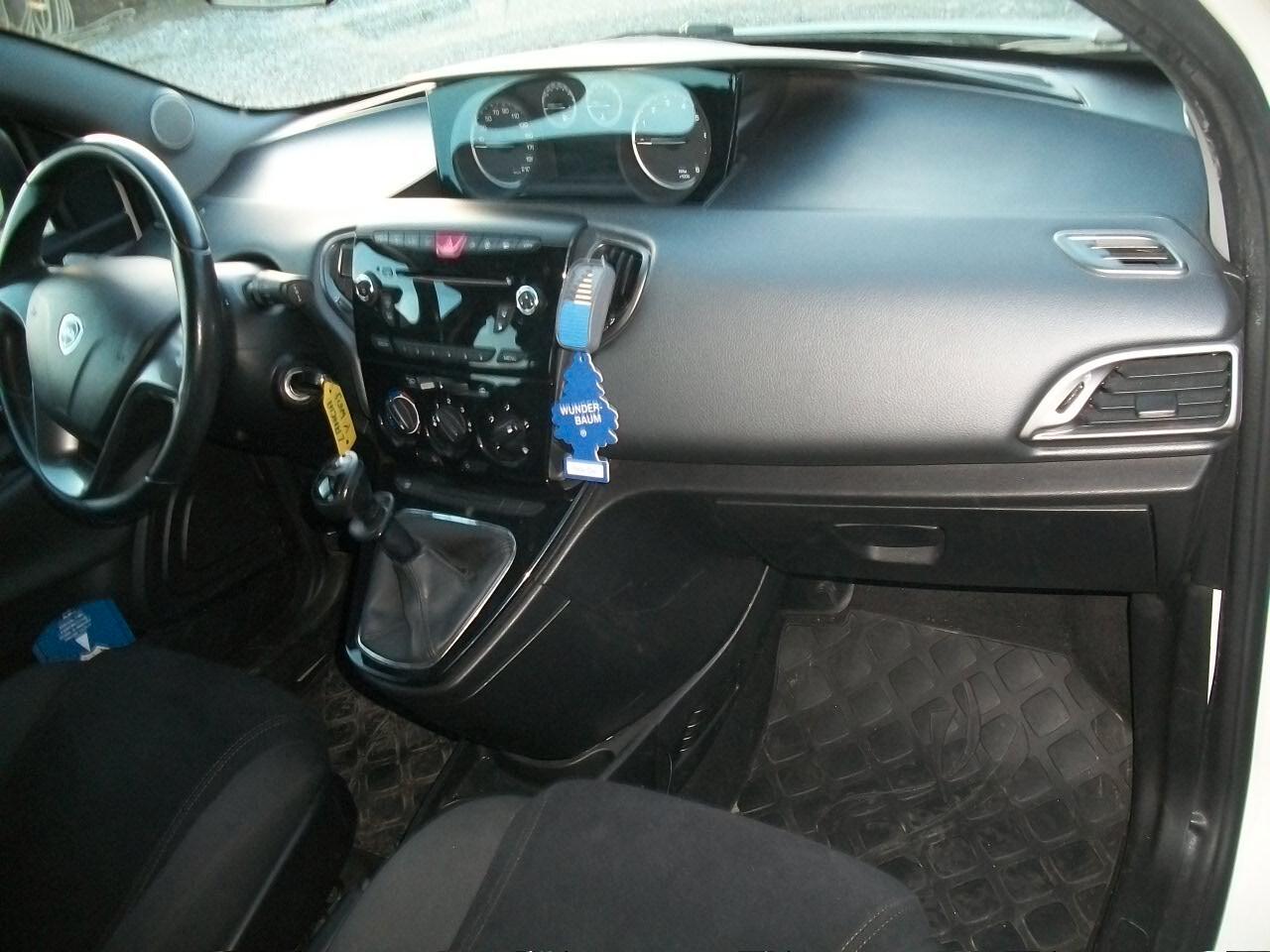 Lancia Ypsilon 1.2 69 CV 5 porte S&S Silver CC 1242 BENZINA EURO 05 KM 92630 TALIANDATI GARANZIA UN ANNO N 08 GOMME E CERCHI N 4 INVERNAL IN FERRO CON COPRI CERCHI 95X100 04 CERCHI IN LEGA ESTIVI 90X100